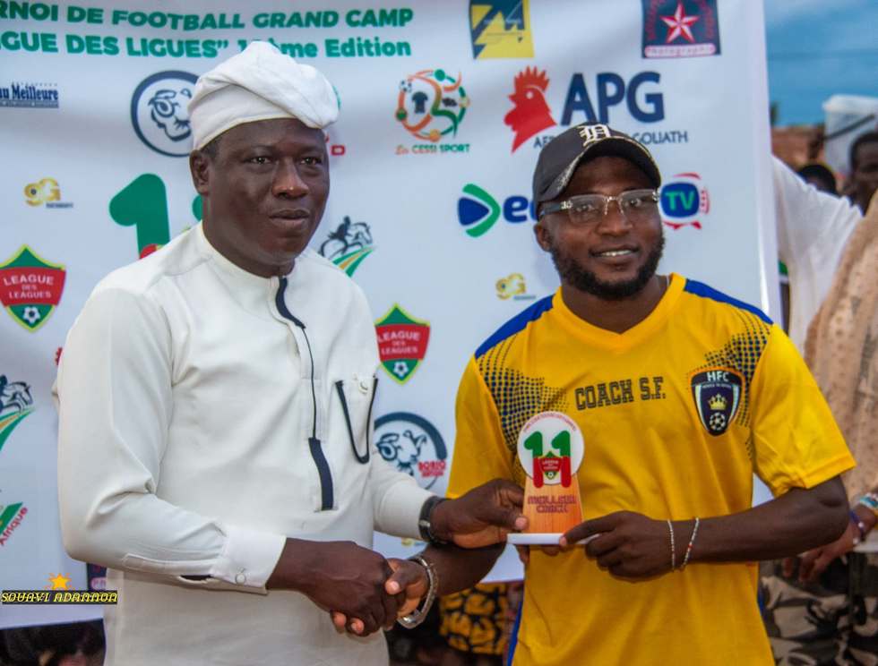 Le coach de Hooli Académie reçoit le trophée du meilleur coach du tournoi La Ligue des Ligues.