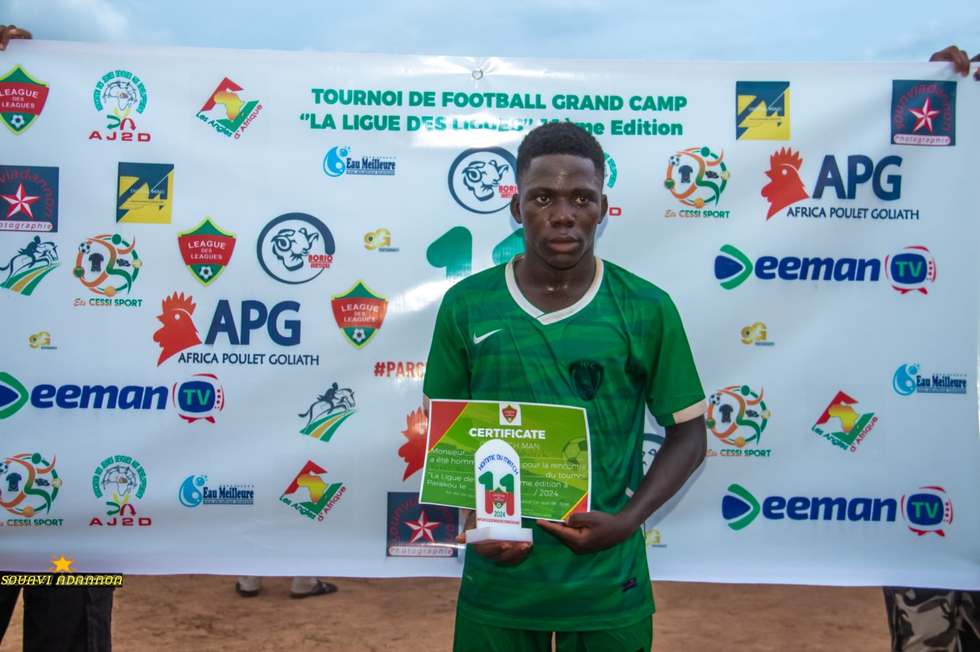 Un joueur de Hooli Académie avec son certificat et son trophée d'homme du match.