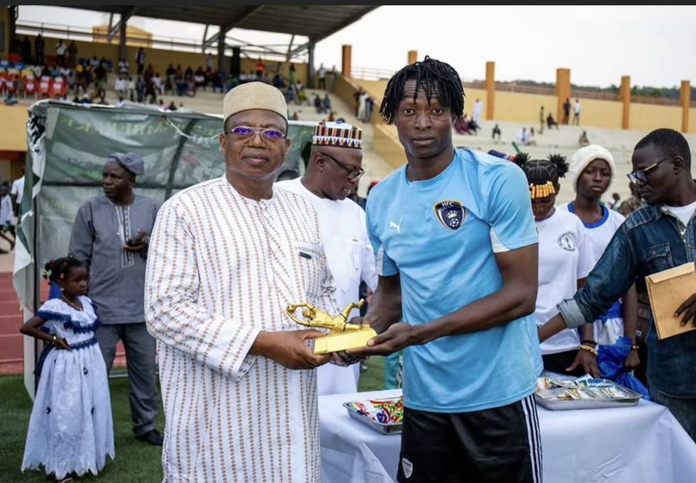Le gardien de Hooli Académie reçoit le trophée du meilleur gardien du Tournoi de l'Indépendance.
