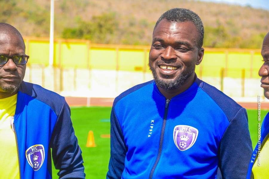 Un encadrant de Hooli Académie portant l'écusson HFC.