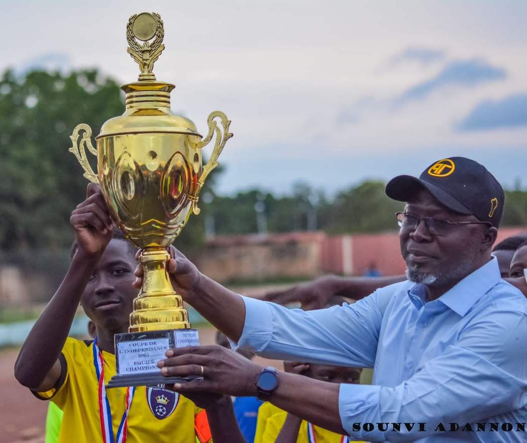 Le trophée de la Coupe de l'Indépendance 2023, plaque « Équipe championne », remis à Hooli Académie.