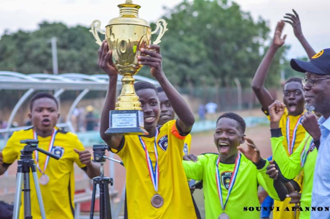 Les joueurs de Hooli Académie soulèvent le trophée, médailles au cou.