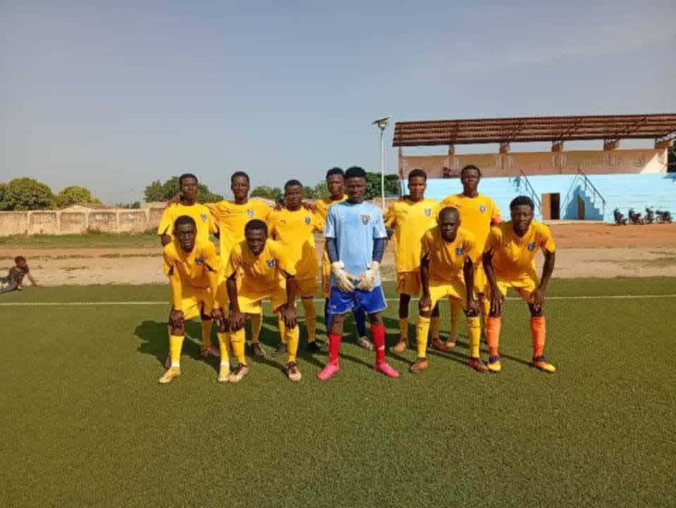 L'équipe U20 de Hooli Académie en maillot jaune, alignée sur la pelouse avant un match.